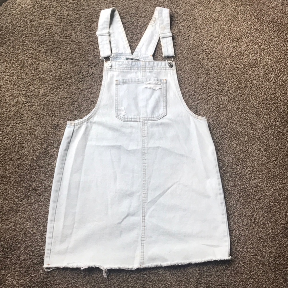 Adorable overall mini dress 👒
